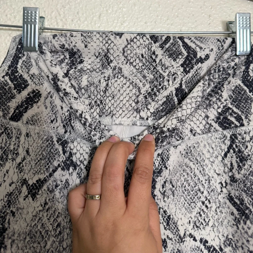 Alo Yoga High Waist Vapor Biker Shorts Python Snake Print Grey Size Small